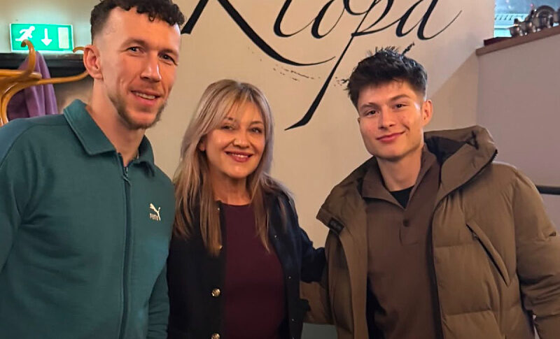 Ivan Perišić i Esmir Bajraktarević u restoranu bosanske hrane u gradu Tilburgu