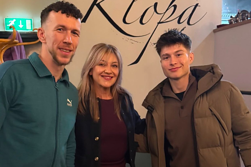 Ivan Perišić i Esmir Bajraktarević u restoranu bosanske hrane u gradu Tilburgu